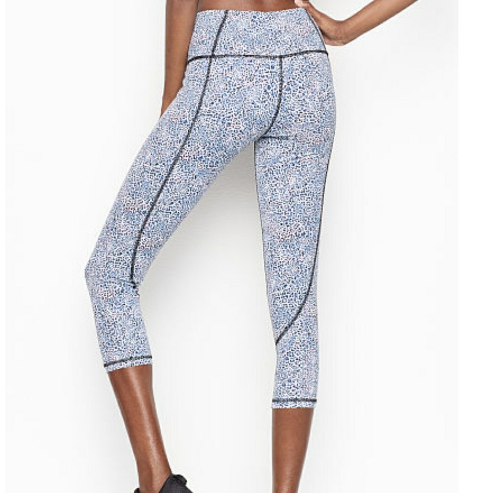 ❤HP❤VICTORIA SPORT BLUE LEOPARD KNOCKOUT CAPRI NWT - Picture 2 of 8